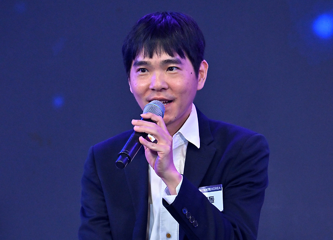 이세돌 전 프로바둑기사가 ‘이노베이트 코리아 2025’의 과학콘서트에 참석해 대담을 나누고 있다. [대전=임세준 기자]