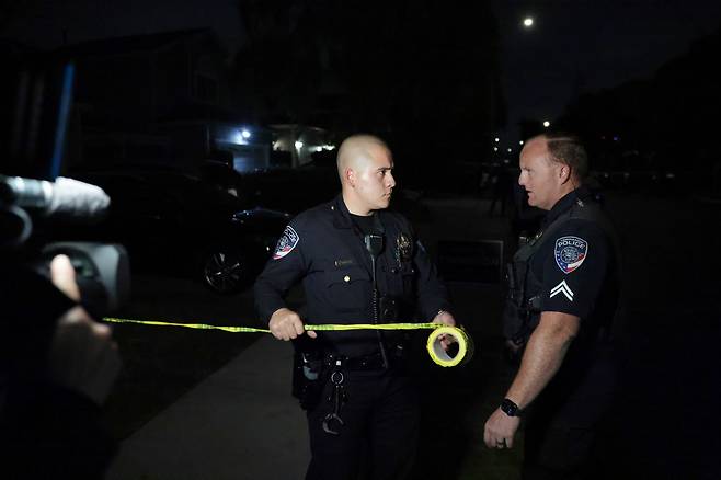 25일(현지시간) 캘리포니아주 토런스에서 백악관 출입기자단 만찬 총격 사건 용의자인 콜 토마스 앨런 관련 주소지의 도로를 경찰관들이 봉쇄하고 있다. [AP]