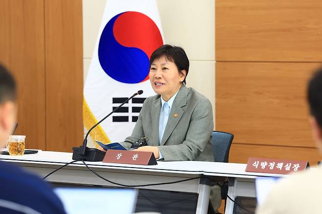송미령 농식품부 장관이 27일 정부세종청사에서 열린 출입기자단 간담회에서 질의응답을 하고 있다.