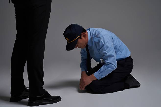사죄하는 경비원 연출 이미지. [게티이미지뱅크]