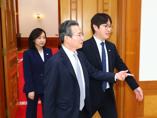 하정우(오른쪽부터) AI미래기획수석, 김용범 정책실장, 전은수 대변인이 27일 이재명 대통령과 데미스 허사비스 구글 딥마인드 최고경영자(CEO)의 면담이 열리는 청와대 접견실에 들어서고 있다. [연합]