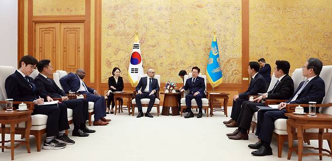 이재명 대통령이 27일 청와대에서 데미스 허사비스 구글 딥마인드 최고경영자(CEO)를 접견하고 있다. [연합]