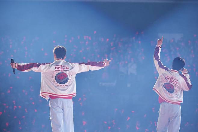 [요코하마=뉴시스] 동방신기가 지난 25~26일 일본 요코하마 닛산 스타디움에서 '동방신기 20th 애니버서리 라이브 인 닛산 스타디움 ~레드 오션~'(東⽅神起 20th Anniversary LIVE IN NISSAN STADIUM ～RED OCEAN～)'을 열고 있다. (사진 = SM엔터테인먼트 제공) 2026.04.27. photo@newsis.com *재판매 및 DB 금지