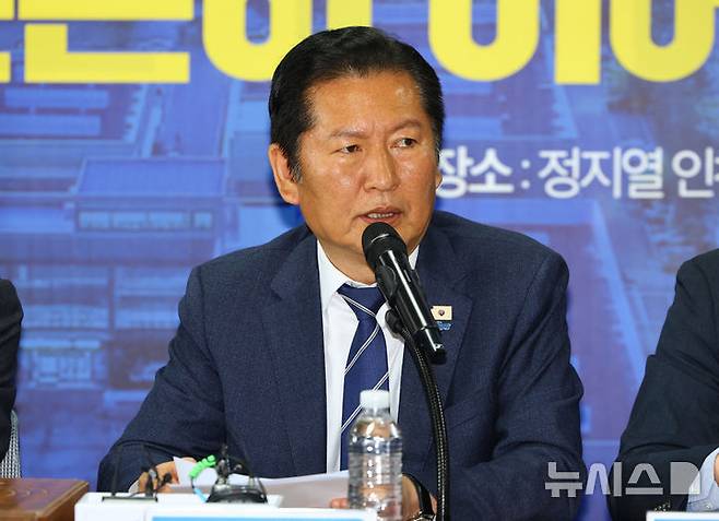 [인천=뉴시스] 황준선 기자 = 정청래 더불어민주당 대표가 24일 오전 인천 연수구 정지열 더불어민주당 연수구청장 후보 선거사무소에서 열린 현장 최고위원회의에서 발언하고 있다. 2026.04.24. hwang@newsis.com