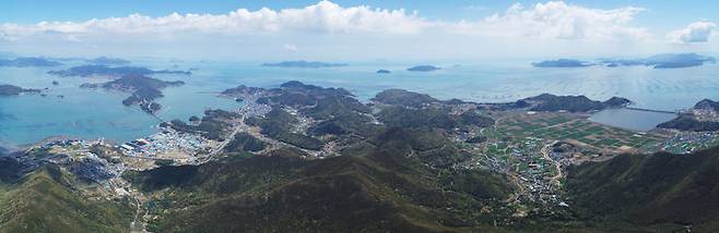 [광주=뉴시스]전남 완도군 군외면 삼두리 상왕봉 정상에서 바라본 다도해. (사진=전남 완도군) *재판매 및 DB 금지