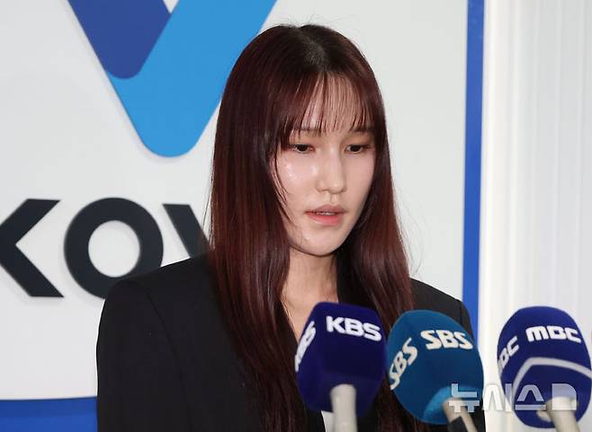 [서울=뉴시스] 조수정 기자 = 음주운전으로 물의를 빚은 여자배구선수 GS칼텍스 안혜진이 27일 오전 서울 마포구 한국배구연맹(KOVO)에서 열린 상벌위원회에 출석한 뒤 인터뷰 하고 있다. 안혜진은 지난 16일 음주운전을 하다 적발됐다. 프로 여자배구선수가 음주운전으로 적발된 것은 이번이 처음이다. 2026.04.27. chocrystal@newsis.com