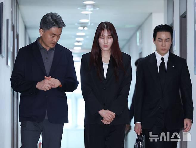 [서울=뉴시스] 조수정 기자 = 음주운전으로 물의를 빚은 여자배구선수 GS칼텍스 안혜진이 27일 오전 서울 마포구 한국배구연맹(KOVO)에서 열린 상벌위원회에 출석해 소명절차를 밟은 뒤 인터뷰장소로 이동하고 있다. 안혜진은 지난 16일 음주운전을 하다 적발됐다. 프로 여자배구선수가 음주운전으로 적발된 것은 이번이 처음이다. 2026.04.27. chocrystal@newsis.com