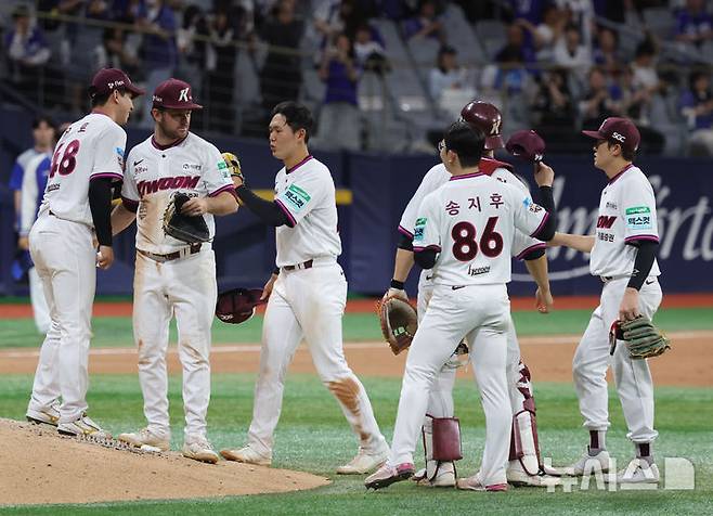 [서울=뉴시스] 홍효식 기자 = 26일 서울 구로구 고척스카이돔에서 열린 2026 KBO 리그 삼성 라이온즈와 키움 히어로즈의 경기, 2-0으로 승리한 키움 선수들이 기뻐하고 있다. 2026.04.26. yesphoto@newsis.com