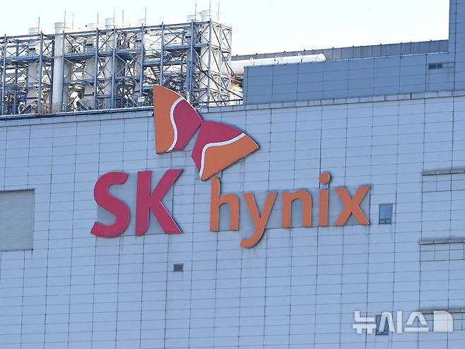 [이천=뉴시스] 김종택 기자 = SK하이닉스는 HBM(고대역폭메모리) 시장에서 쌓은 기술력을 앞세워 올해 3분기 영업이익이 창사 이래 최초로 10조원을 넘어섰다. 사진은 이날 경기 이천시 SK 하이닉스 본사 모습. 2025.10.29. jtk@newsis.com