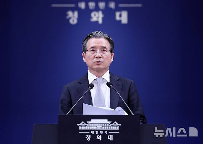 [서울=뉴시스] 고범준 기자 = 김용범 정책실장이 27일 청와대 춘추관에서 데미스 하사비스 구글 딥마인드 CEO 접견 관련 브리핑을 하고 있다. 2026.04.27. bjko@newsis.com