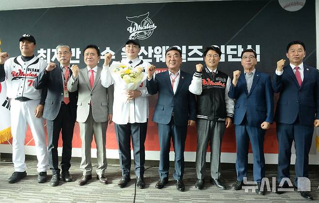 [울산=뉴시스] 배병수 기자 = 27일 오후 울산 문수구장에서 메이저리그 출신 최지만(왼쪽 네번째) 선수가 울산 웨일즈와 입단식에서 참석한 내빈들과 기념촬영을 하고 있다. 2026.04.27. bbs@newsis.com.