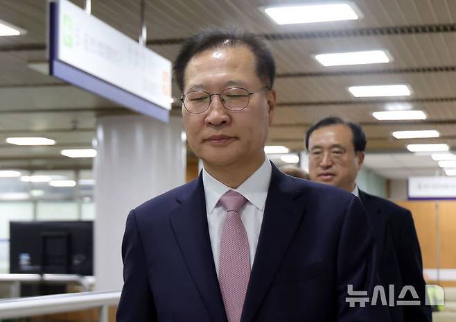 [서울=뉴시스] 홍효식 기자 = 박성재 전 법무부 장관이 27일 서울 서초구 서울중앙지방법원에서 열린 내란 가담 및 김건희 수사 무마 혐의 1심 결심공판에 출석하고 있다. 2026.04.27. yesphoto@newsis.com