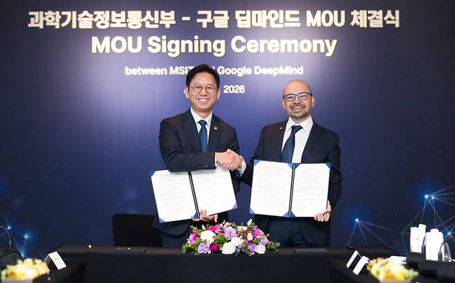 [서울=뉴시스] 정병혁 기자 = 배경훈 부총리 겸 과학기술정보통신부 장관(왼쪽)과 데미스 하사비스 구글 딥마인드 공동창업자 및 CEO가 27일 오후 서울 종로구 포시즌스호텔에서 과학기술 AI 공동연구, AI 인재 양성, 책임있는 AI 활용 등 주요협력분야 양해각서(MOU)를 체결한 뒤 기념촬영을 하고 있다.(사진=과학기술정보통신부 제공) 2026.04.27. photo@newsis.com *재판매 및 DB 금지
