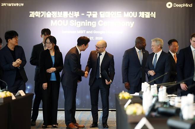 배경훈 부총리 겸 과학기술정보통신부 장관(왼쪽)과 데미스 허사비스 구글 딥마인드 최고경영자(오른쪽) [연합뉴스 제공]