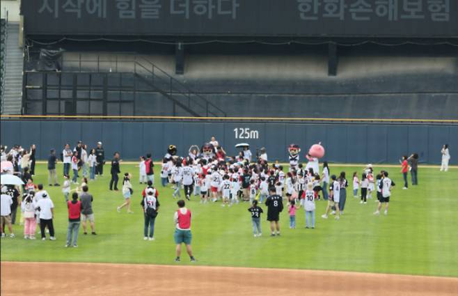 지난해 5월 LG 트윈스가 개최한 사생대회 때 어린이들이 그라운드에서 뛰노는 모습. LG 제공