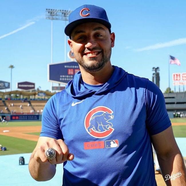 시카고 컵스 마이클 콘포토가 LA 디저스 우승 반지를 착용한 뒤 포즈를 취하고 있다. /LA 다저스 SNS