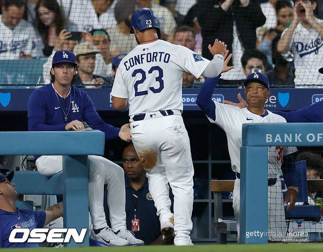 [사진] LA 다저스 시절 마이클 콘포토가 득점 후 데이브 로버츠 감독의 환영을 받고 있다. ⓒGettyimages(무단전재 및 재배포 금지)