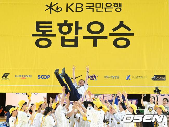 [OSEN=용인, 최규한 기자] 청주 KB스타즈가 4년 만에 통합 챔피언 달성에 성공했다.&nbsp;KB스타즈는 26일 용인체육관에서 개최된 BNK금융 2025-26 여자프로농구 챔피언결정전 3차전에서 용인 삼성생명을 80-65로 꺾고 3연승을 달렸다. 정규리그 챔피언 KB스타즈는 플레이오프 퍼펙트 6연승으로 통합 우승에 성공했다. KB스타즈는 구단통산 세 번째 통합우승 달성에 성공했다.&nbsp;KB스타즈 이환주 구단주가 우승 헹가래를 받고 있다. 2026.04.26 / dreamer@osen.co.kr