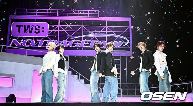 [OSEN=조은정 기자]TWS(투어스)의 미니 5집 ‘NO TRAGEDY’ 발매 기념 미디어 쇼케이스가 27일 서울 광진구 예스24 라이브홀에서 열렸다.'NO TRAGEDY'는 정해진 운명을 기다리지 않고 주체적으로 사랑을 완성해 가는 TWS(신유, 도훈, 영재, 한진, 지훈, 경민)를 그린 앨범이다. 사랑을 향해 돌진하는 여섯 소년의 '직진 로맨스'가 한층 트렌디한 음악과 퍼포먼스로 생생하게 펼쳐진다.TWS가 '널 따라가' 무대를 선보이고 있다. 2026.04.27 /cej@osen.co.kr