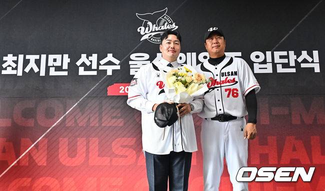 [OSEN=울산, 이석우 기자] 27일 울산 문수야구장에서 MLB 출신 최지만이 울산 웨일즈 입단식을 가졌다.2010년 동산고 졸업 후 곧바로 미국 시애틀 매리너스에 입단한 최지만은 LA 에인절스, 뉴욕 양키스, 탬파베이 레이스 등을 거쳤고 탬파베이 레이스 소속이던 2020년에는 한국인 타자 최초로 월드시리즈에 출전했다.최지만이 장원진 감독의 축하 꽃다발을 받고 기념촬영을 하고 있다. 2026.04.27 / foto0307@osen.co.kr