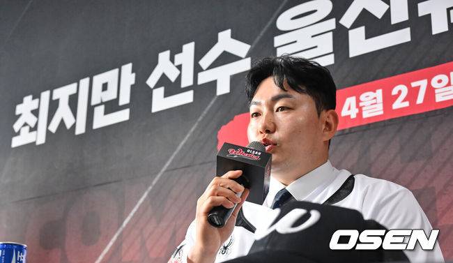 [OSEN=울산, 이석우 기자] 27일 울산 문수야구장에서 MLB 출신 최지만이 울산 웨일즈 입단식을 가졌다.2010년 동산고 졸업 후 곧바로 미국 시애틀 매리너스에 입단한 최지만은 LA 에인절스, 뉴욕 양키스, 탬파베이 레이스 등을 거쳤고 탬파베이 레이스 소속이던 2020년에는 한국인 타자 최초로 월드시리즈에 출전했다.최지만이 입단 소감을 얘기하고 있다.2026.04.27 / foto0307@osen.co.kr