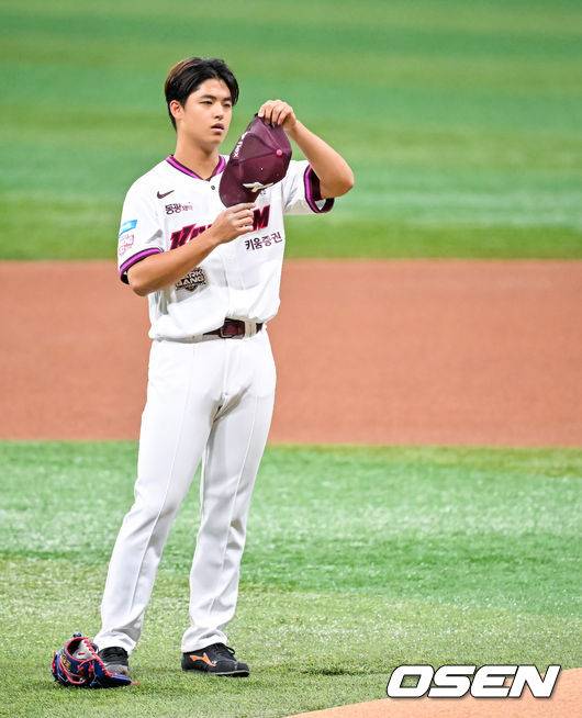 [OSEN=고척, 민경훈 기자] 26일 오후 서울 고척스카이돔에서 2026 신한 SOL KBO리그 키움 히어로즈와 삼성 라이온즈의 경기가 열렸다.이날 키움은 박준현을, 삼성은 장찬희를 선발투수로 내세운다.키움 선발 박준현이 마운드에 오르고 있다. 2026.04.26 / rumi@osen.co.kr