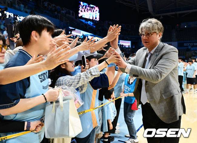 [OSEN=지형준 기자] 소노의 태풍이 정규리그 챔피언 LG마저 삼켰다.&nbsp;고양 소노는 27일 고양소노아레나에서 개최된 2025-26 LG전자 프로농구 4강 플레이오프 3차전에서 창원 LG를 90-80로 이겼다. 3연승을 달린 소노는 창단 첫 챔피언결정전에 진출했다.&nbsp;경기를 마치고 소노 손창환 감독이 팬들과 하이파이브를 하고 있다. 2026.04.27&nbsp;/ jpnews@osen.co.kr