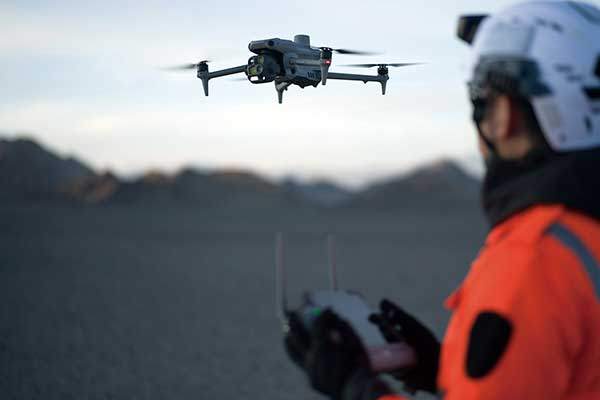 드론 업체 관계자가 산에서 드론을 날리고 있다. 사진 DJI.