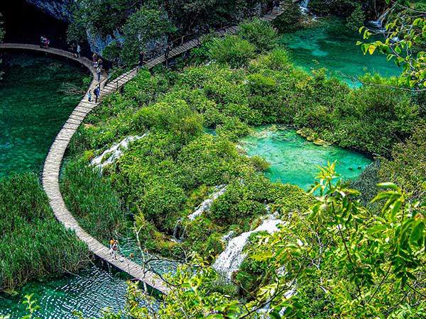 초록색 그림 같은 플리트비체. 곱고 고운 풍경을 거스르지 않기 위해서 유려한 커브로 목재 데크를 낮게 설치했다. 햇빛에 따라, 시간에 따라, 연못에 따라 물 색깔이 조금씩 다르다. 초록 숲 사이사이에 초록 물이 담긴 초록 그림이 계속 이어지는 풍경이다. 물빛이 다양한 6~9월 풍경이 가장 그림 같다.