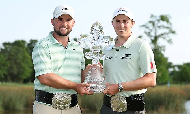 맷 피츠패트릭(오른쪽)과 알렉스 형제가 27일 미국 루이지애나주 애번데일의 TPC 루이지애나에서 열린 팀 대회 취리히 클래식에서 우승한 뒤 트로피를 들고 밝은 표정을 짓고 있다. 애번데일=AFP연합뉴스