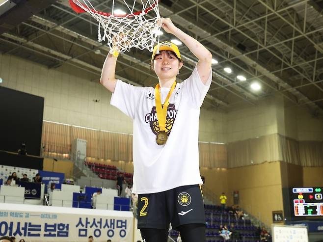 골대 그물 자르는 허예은 - 골대 그물 자르는 허예은     (용인=연합뉴스) 홍기원 기자 = 26일 경기도 용인실내체육관에서 열린 여자프로농구 챔피언결정전 3차전 삼성생명 블루밍스와 KB스타즈의 경기. 이 경기에서 승리하며 챔피언 자리에 오른 KB스타즈 허예은이 골대 그물을 자르고 있다. 2026.4.26     xanadu@yna.co.kr (끝)