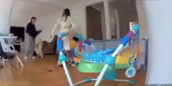 카롤리나 플로레스 고메스가 멕시코시티 자택에서 시어머니와 함께 있는 모습. 현지 언론은 이 장면 직후 총성이 울렸고, 시어머니가 살해 혐의로 도주 중이라고 전했다. 그루포 레포르마 캡처