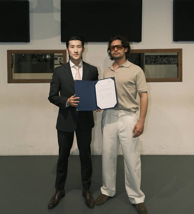(왼쪽부터) 글로벌컬처코리아 전노아 대표, 시드박스 엔터테인먼트 Joaquin Julienne 대표가 2026년 4월 24일 파리에서 글로벌 아이돌 육성을 위한 업무협약(MOU) 체결 후 기념촬영을 하고 있다. ⓒ 김한석 / 글로벌컬처코리아 제공