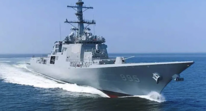 한국 해군의 세종대왕급 이지스 구축함이 해상 기동을 하고 있다. 세종대왕급은 한국 해군의 주력 대형 수상전투함으로, 이지스 전투체계를 탑재했다. 사진=자료사진