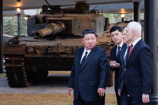 26일 김정은 북한 국무위원장과 안드레이 벨로우소프 러시아 국방장관, 뱌체슬라프 볼로딘 러시아 국가두마 의장이  북한군의 러시아 지원 전투 활동을 기리는 ‘해외군사작전 전투위훈기념관’을 둘러보고 있다. 기념관에는 러시아가 우크라이나 전장에서 노획한 서방제 무기 전시장이 조성됐다. 2026.4.27 평양 TASS 연합뉴스(러시아 국방부 제공)