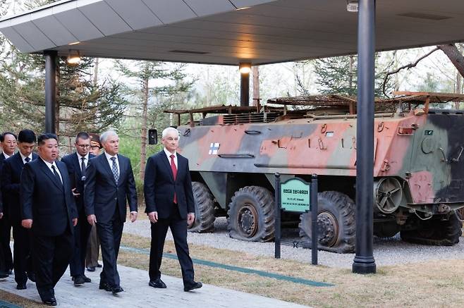 26일 김정은 북한 국무위원장과 안드레이 벨로우소프 러시아 국방장관, 뱌체슬라프 볼로딘 러시아 국가두마 의장이  북한군의 러시아 지원 전투 활동을 기리는 ‘해외군사작전 전투위훈기념관’을 둘러보고 있다. 기념관에는 러시아가 우크라이나 전장에서 노획한 서방제 무기 전시장이 조성됐다. 사진은 핀란드제 병력수송장갑차(APC) XA-185. 장갑차 앞에는 2024년 12월 14일 쿠르스크주에서 파괴됐다는 내용이 적힌 표지판이 세워져 있다. 2026.4.27 평양 TASS 연합뉴스(러시아 국방부 자료)
