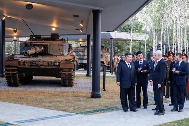 26일 김정은 북한 국무위원장과 안드레이 벨로우소프 러시아 국방장관, 뱌체슬라프 볼로딘 러시아 국가두마 의장이  북한군의 러시아 지원 전투 활동을 기리는 ‘해외군사작전 전투위훈기념관’을 둘러보고 있다. 기념관에는 러시아가 우크라이나 전장에서 노획한 서방제 무기 전시장이 조성됐다. 2026.4.27 평양 TASS 연합뉴스(러시아 국방부 제공)