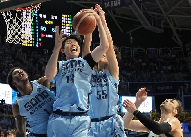 악착같이 볼 잡는 강지훈 - 악착같이 볼 잡는 강지훈         (고양=연합뉴스) 김병만 기자 = 27일 고양 소노 아레나에서 열린 2025-2026 LG전자 프로농구 4강 플레이오프 3차전 고양 소노와 창원 LG 경기. 소노 강지훈이 볼을 잡고 있다. 2026.4.27     kimb01@yna.co.kr (끝)