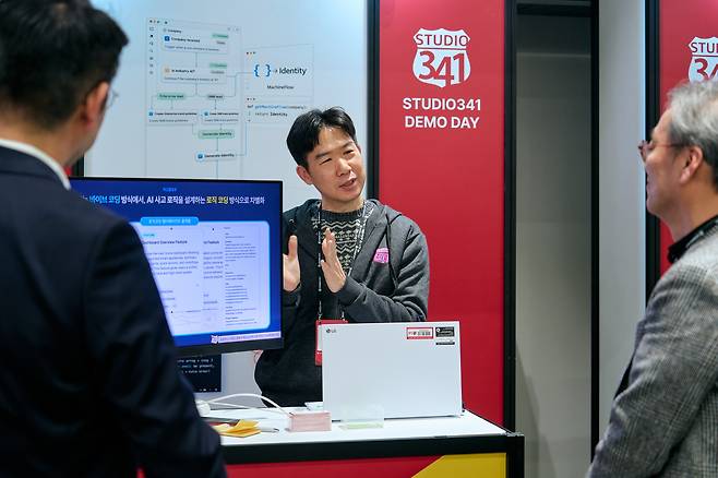 LG전자의 최종 스핀오프 사내벤처로 선발된 머신플로우의 김봉상(가운데) 대표가 최근 서울 강서구 마곡 사이언스파크에서 열린 ‘스튜디오341 데모데이’에 참가해 참석자들에게 회사를 소개하고 있다. 사진 제공=LG전자