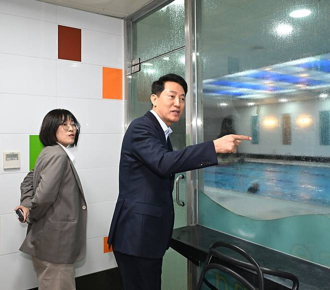 오세훈 서울시장이 27일 서울 성북구 노블레스타워를 방문해 부대시설을 둘러보고 있다.사진 제공=서울시