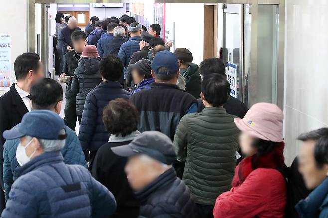 대구 달서구 성서노인종합복지관에서 특선 메뉴를 제공해 고령층 시민들이 길게 줄지어 차례를 기다리고 있다. 뉴스1