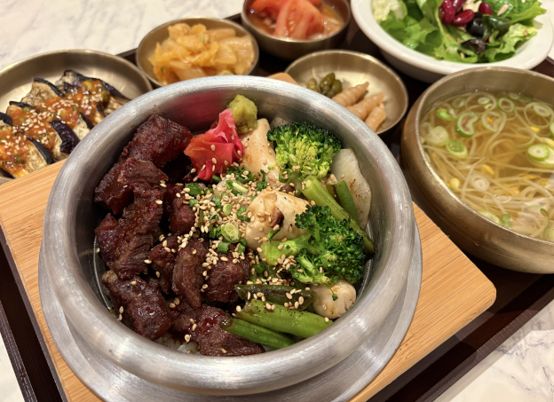 신세계푸드 래미안 원베일리에서 판매한 ‘스테이크 솥밥’. 김경택 기자