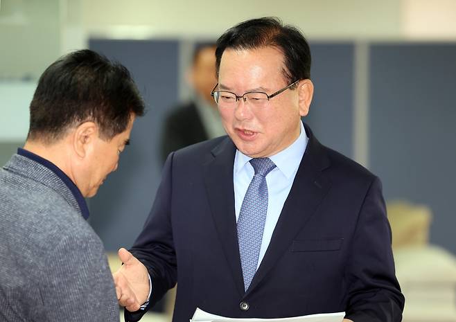 더불어민주당 김부겸 대구시장 예비후보가 27일 오전 대구 달서구 선거사무소에서 세 번째 공약 발표 회견에서 참석자들과 인사하고 있다. 연합뉴스