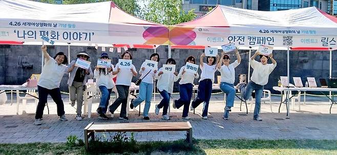 '4.26 세계여성평화의 날' 기념행사에 참여한 시민들이 핸드카드를 통해 평화 메시지를 전달하는 모습 ⓒ IWPG 원주지부 제공