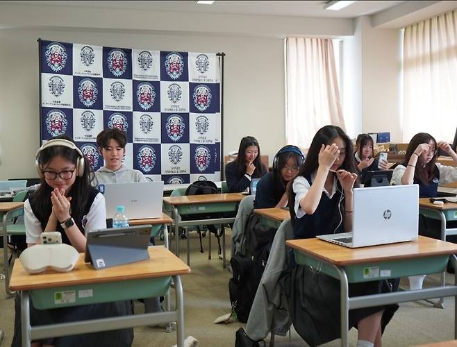 하동군 중학생들이 Zoom을 통해 일본 오사카 금강 인터내셔널 스쿨 학생들과 교류 수업을 하고 있다. ⓒ하동군 제공