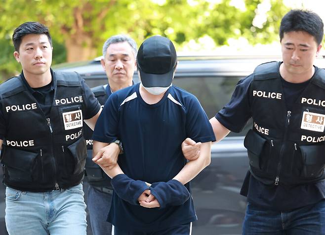 변사자가 착용하고 있던 금목걸이를 훔친 혐의를 받는 검시 조사관이 2025년 8월24일 구속 전 피의자 심문(영장실질심사)을 받기 위해 인천지방법원으로 출석하고 있다. ⓒ연합뉴스