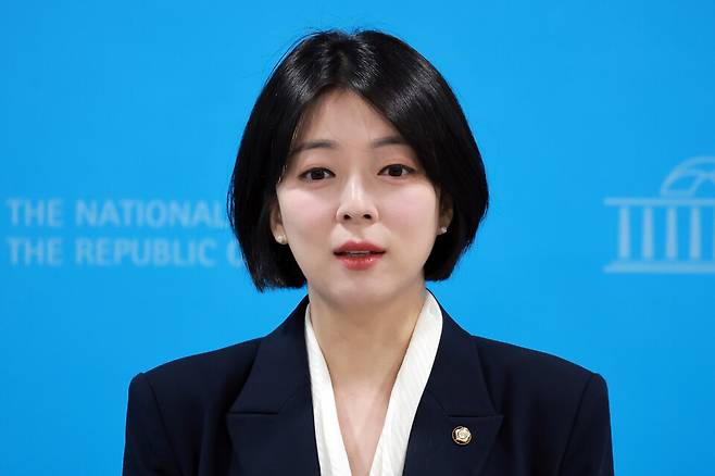 배현진 국민의힘 의원이 4월24일 국회 소통관에서 이날 열린 같은 당 장동혁 대표의 기자회견에 대한 취재진 질문에 답하고 있다. ⓒ연합뉴스