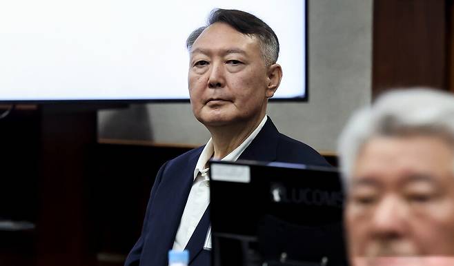 윤석열 전 대통령이 9월26일 서울 서초구 서울중앙지법에서 열린 특수공무집행방해, 직권남용 권리행사방해 등 혐의 사건 1차 공판에 출석해 있다. ⓒ사진공동취재단