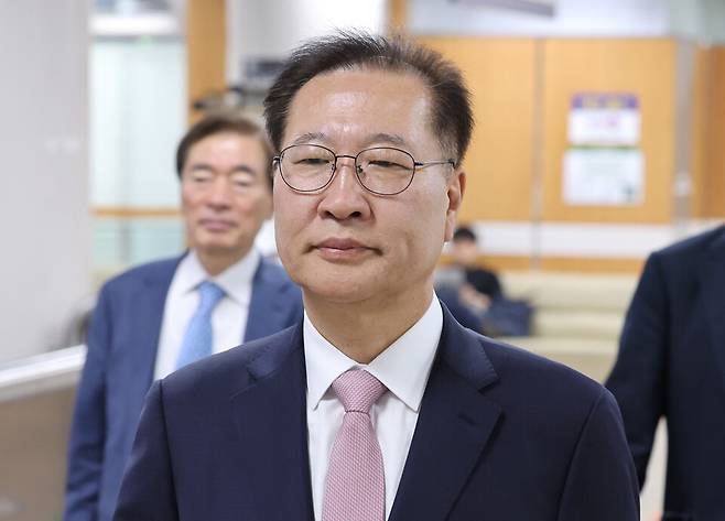 12·3 비상계엄 사태에 가담하고 김건희 여사의 수사 관련 청탁을 들어준 혐의로 기소된 박성재 전 법무부 장관이 27일 서울 서초구 서울중앙지법에서 열린 1심 결심공판에 출석하고 있다. ⓒ연합뉴스