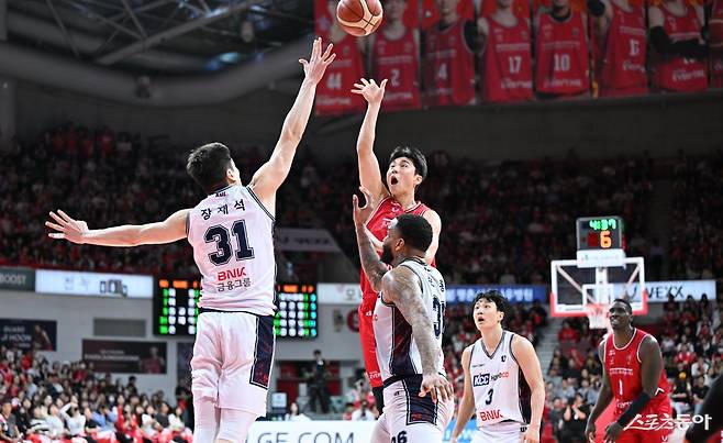 정관장&nbsp;박지훈(왼쪽에서 2번째)이 26일 안양정관장아레나에서 열린 KCC와 4강 PO 2차전 도중 장재석(왼쪽 끝)의 블로킹을 피해 블로터를 시도하고 있다. 사진제공｜KBL